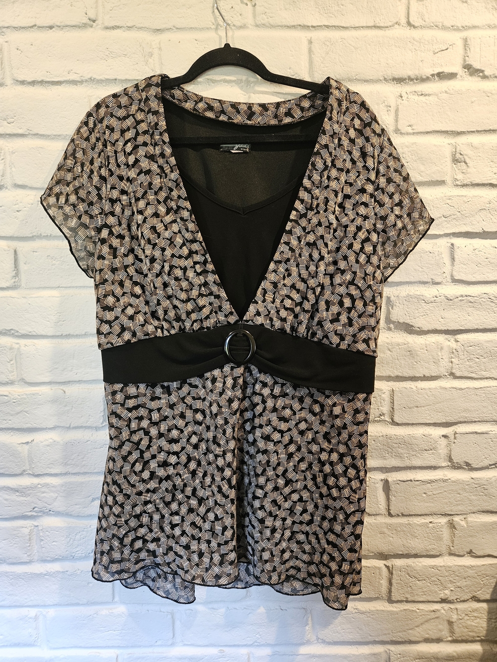 J.T.B Black and Cream Slimming V-Neck Tunic. Empire Waist, Short Sleeve 2x 18/20